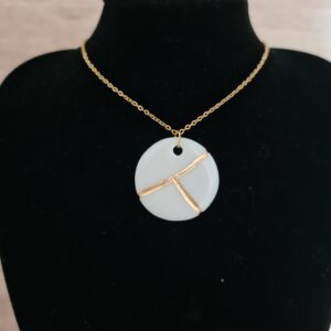 Pendentif grand rond en Porcelaine inspiration Kintsugi or 24 carat sur base