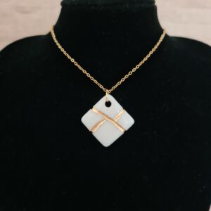 Pendentif carré en Porcelaine inspiration Kintsugi or 24 carat sur base