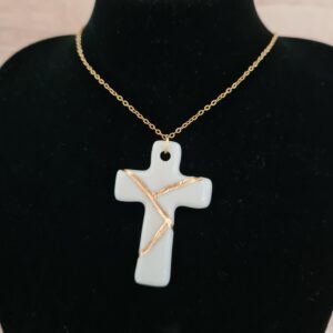 Pendentif Croix en Porcelaine inspiration Kintsugi or 24 carat sur base